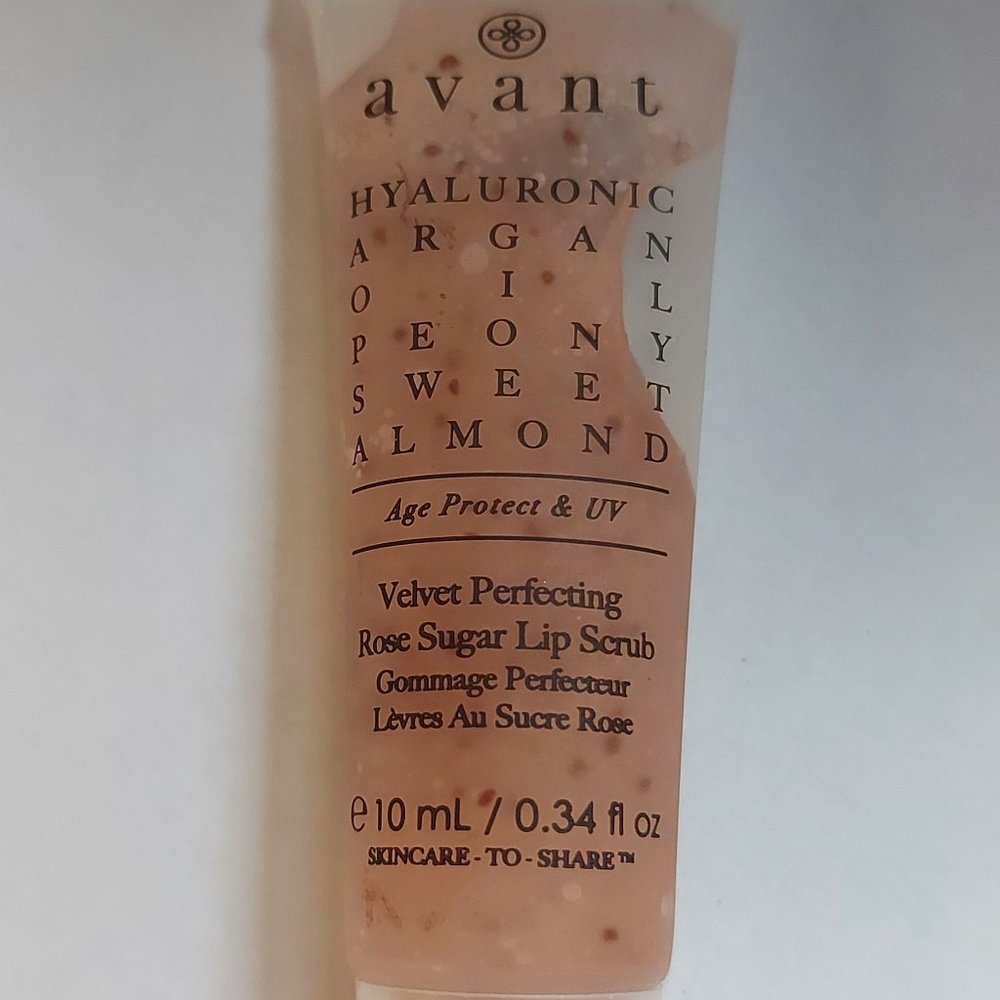 Bundle 3+ items for 15% OFF! Avant Lip Scrub